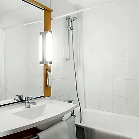 Hotel Ibis Paris Eglise 3*